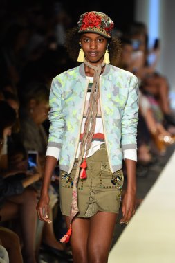 New York Moda Haftası sırasında Desigual defile