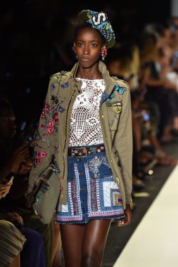 New York Moda Haftası sırasında Desigual defile