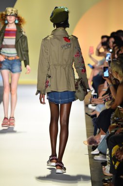New York Moda Haftası sırasında Desigual defile