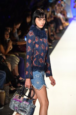 New York Moda Haftası sırasında Desigual defile