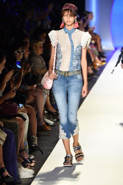 New York Moda Haftası sırasında Desigual defile