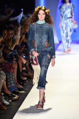 New York Moda Haftası sırasında Desigual defile