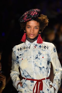 New York Moda Haftası sırasında Desigual defile