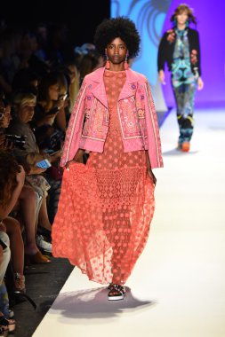 New York Moda Haftası sırasında Desigual defile