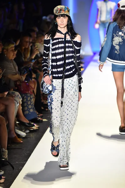 Desigual-Modenschau während New Yorker Fashion Week — Stockfoto