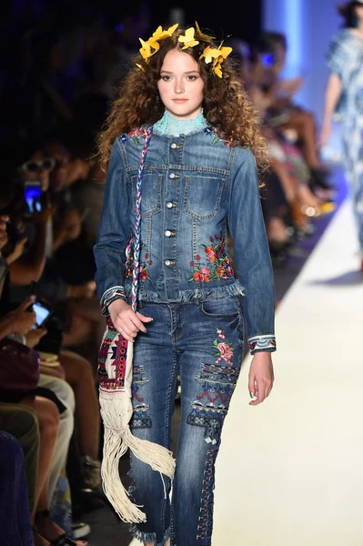 New York Moda Haftası sırasında Desigual defile — Stok fotoğraf