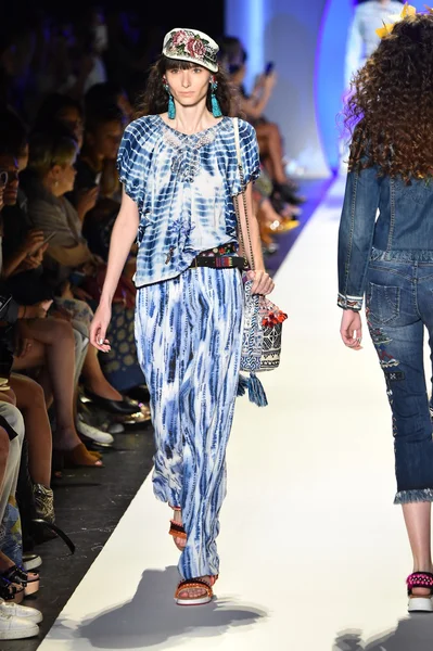 Desigual desfile de moda durante New York Fashion Week — Fotografia de Stock