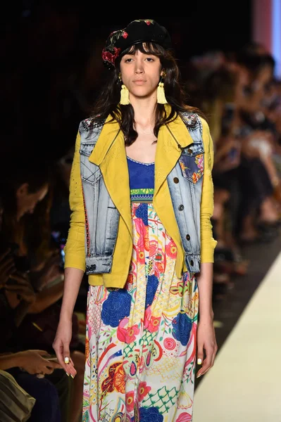 Desigual-Modenschau während New Yorker Fashion Week — Stockfoto