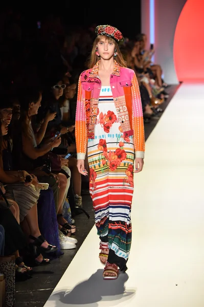 Desigual-Modenschau während New Yorker Fashion Week — Stockfoto