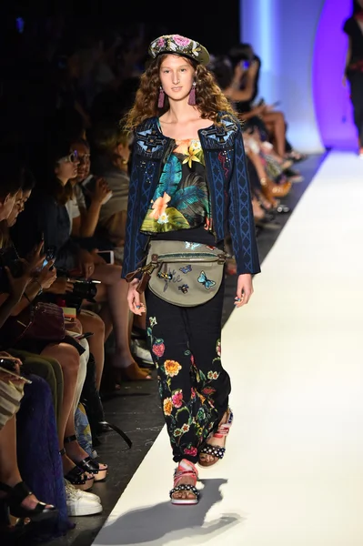 Desigual-Modenschau während New Yorker Fashion Week — Stockfoto