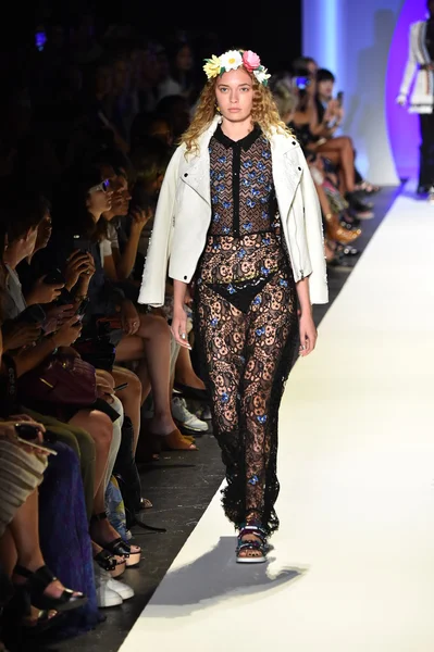 Desigual-Modenschau während New Yorker Fashion Week — Stockfoto