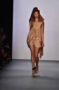  Nicholas K İlkbahar 2017 New York Moda Haftası defilesi