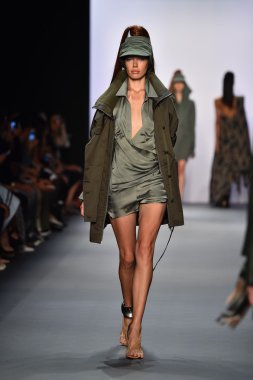  Nicholas K İlkbahar 2017 New York Moda Haftası defilesi