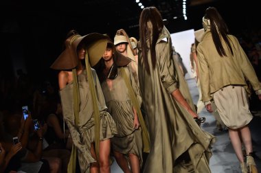 Nicholas K İlkbahar 2017 New York Moda Haftası defilesi