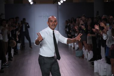 Tasarımcısı Raul Penaranda selamlıyor seyirci