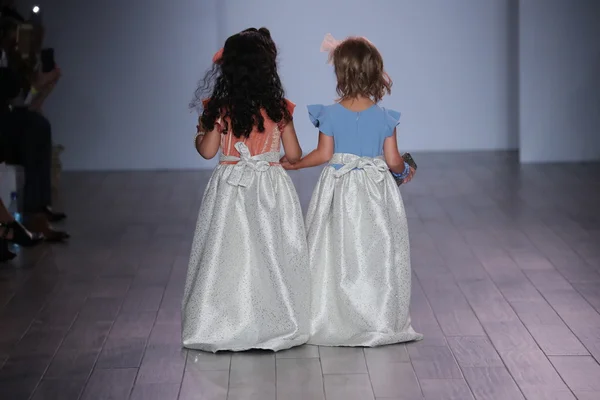 Des modèles d'enfants marchent sur la piste pendant le défilé Raul Penaranda — Photo