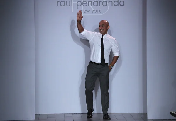 Designer Raul Penaranda greets the audience — Stock Photo, Image