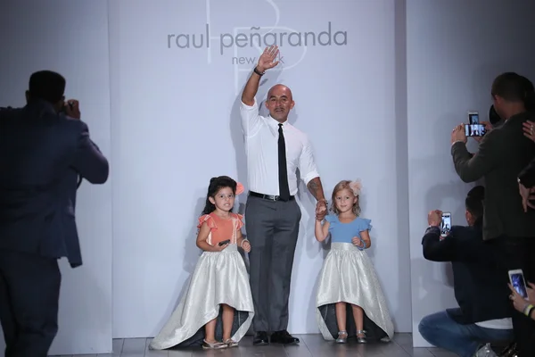 Raul Penaranda and kid models — Stock Photo, Image