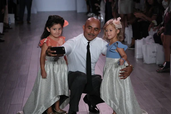 Raul Penaranda and kid models — Stock Photo, Image