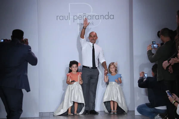 Raul Penaranda e modelos infantis — Fotografia de Stock
