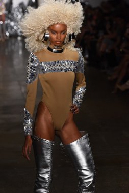  Sarışınlar defile yapılan moda haftasında