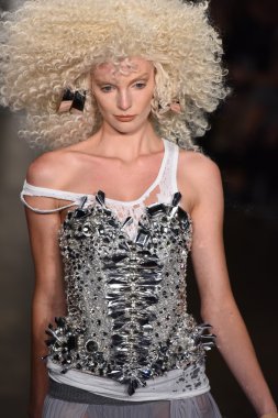  Sarışınlar defile yapılan moda haftasında