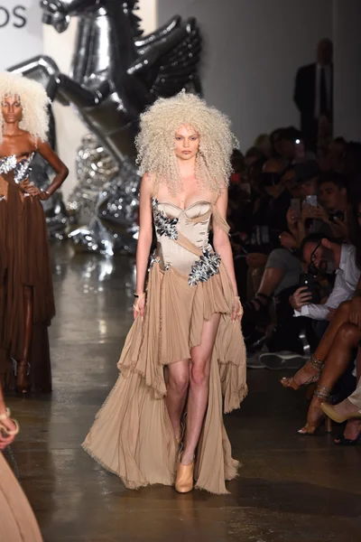 Die Blonde Modenschau während der made fashion week — Stockfoto