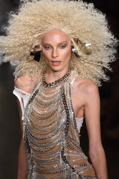 Módní přehlídka blondýnky během týdne módy vyrobené — Stock fotografie
