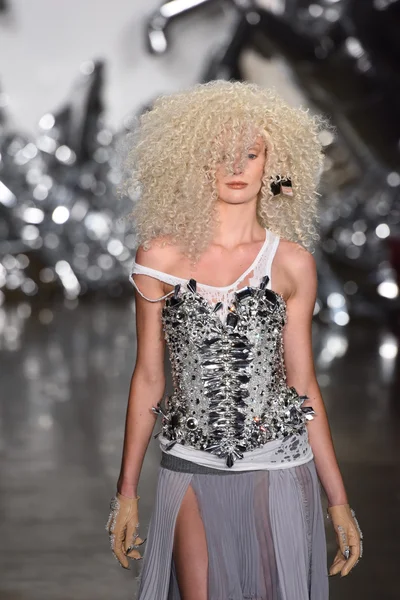 Blonds modevisning under gjort Fashion Week — Stockfoto