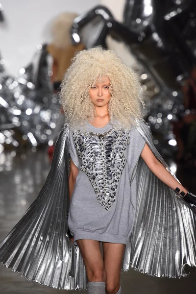 Blonds modevisning under gjort Fashion Week — Stockfoto