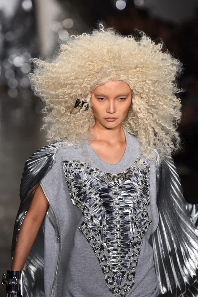 Pokaz mody Blonds wykonane Fashion Week — Zdjęcie stockowe