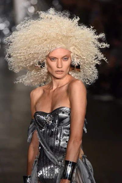 Die Blonde Modenschau während der made fashion week — Stockfoto