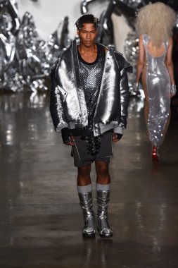  Sarışınlar defile yapılan moda haftasında