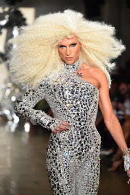  Phillipe sarışın sarışın defile pist yürür 