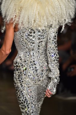  Phillipe sarışın sarışın defile pist yürür 