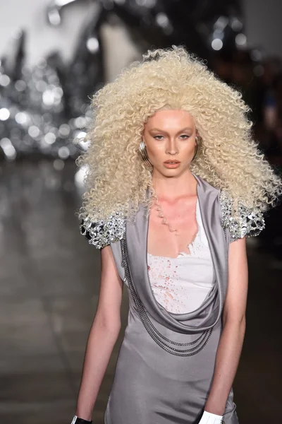 Blonds modevisning under gjort Fashion Week — Stockfoto