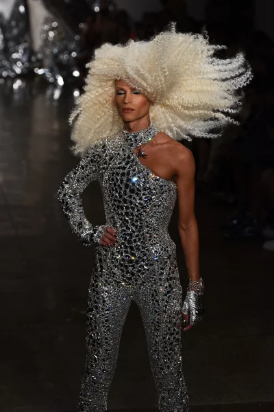 Phillipe Blond caminha na pista do desfile de moda The Blonds — Fotografia de Stock