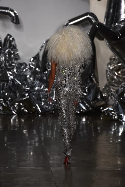 Phillipe Blond camina por la pasarela en el desfile de moda The Blonds — Foto de Stock