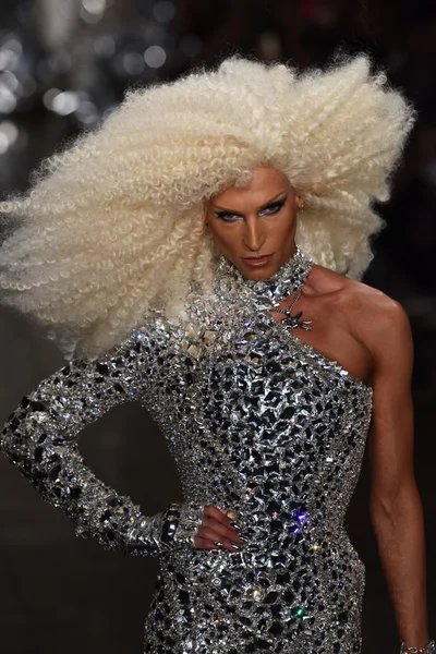Phillipe Blond cammina sulla pista alla sfilata di moda The Blonds — Foto Stock