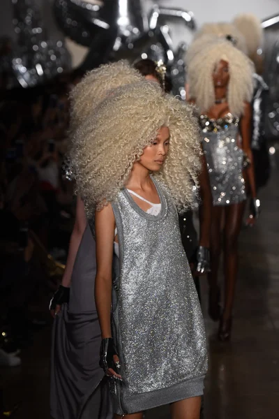 Die Blonde Modenschau während der made fashion week — Stockfoto