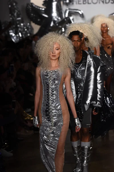 Die Blonde Modenschau während der made fashion week — Stockfoto