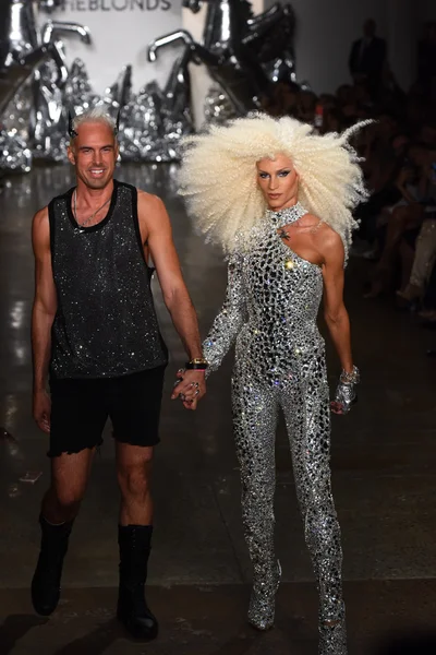 Designers David Blond e Phillipe Blond caminham na pista — Fotografia de Stock