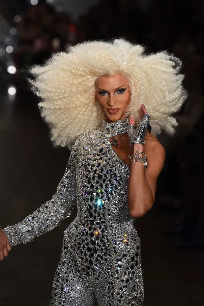 Phillipe Blond loopt de baan op de Blonds fashion show — Stockfoto