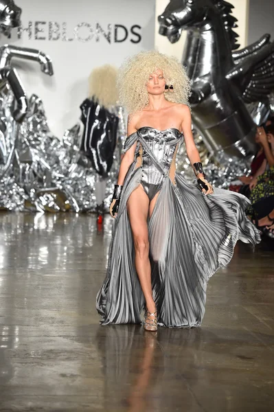 Die Blonde Modenschau während der made fashion week — Stockfoto