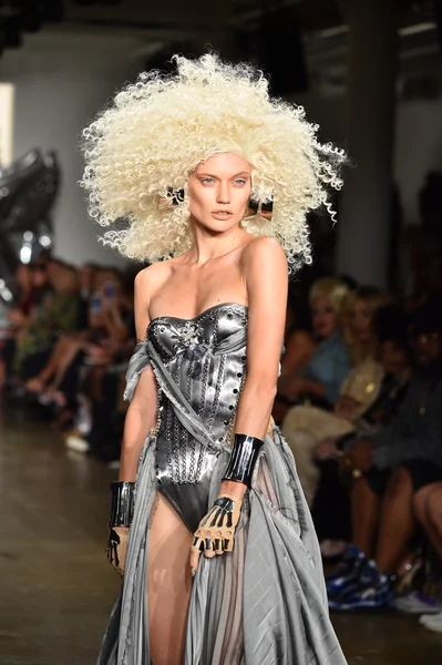 Die Blonde Modenschau während der made fashion week — Stockfoto