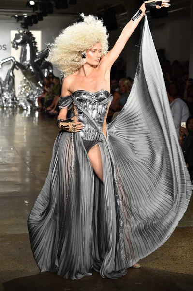Során tett Fashion Week Blonds divatbemutató — Stock Fotó