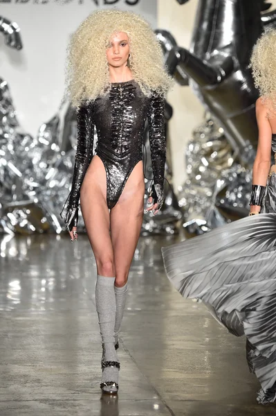 De Blonds fashion show tijdens Fashion Week gemaakt — Stockfoto