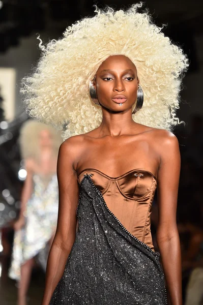 De modeshow Blonds — Stockfoto