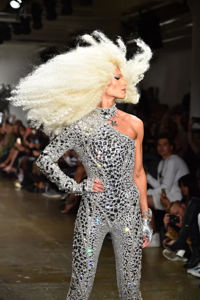 Phillipe Blond cammina sulla pista alla sfilata di moda The Blonds — Foto Stock