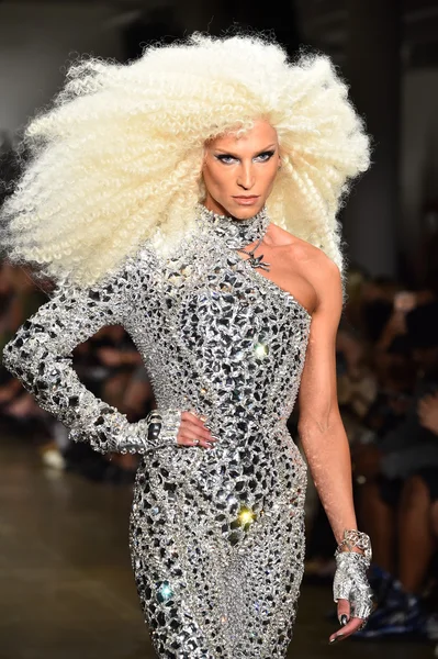Филипп Блондин ходит по подиуму на показе мод "Блондинки" — стоковое фото